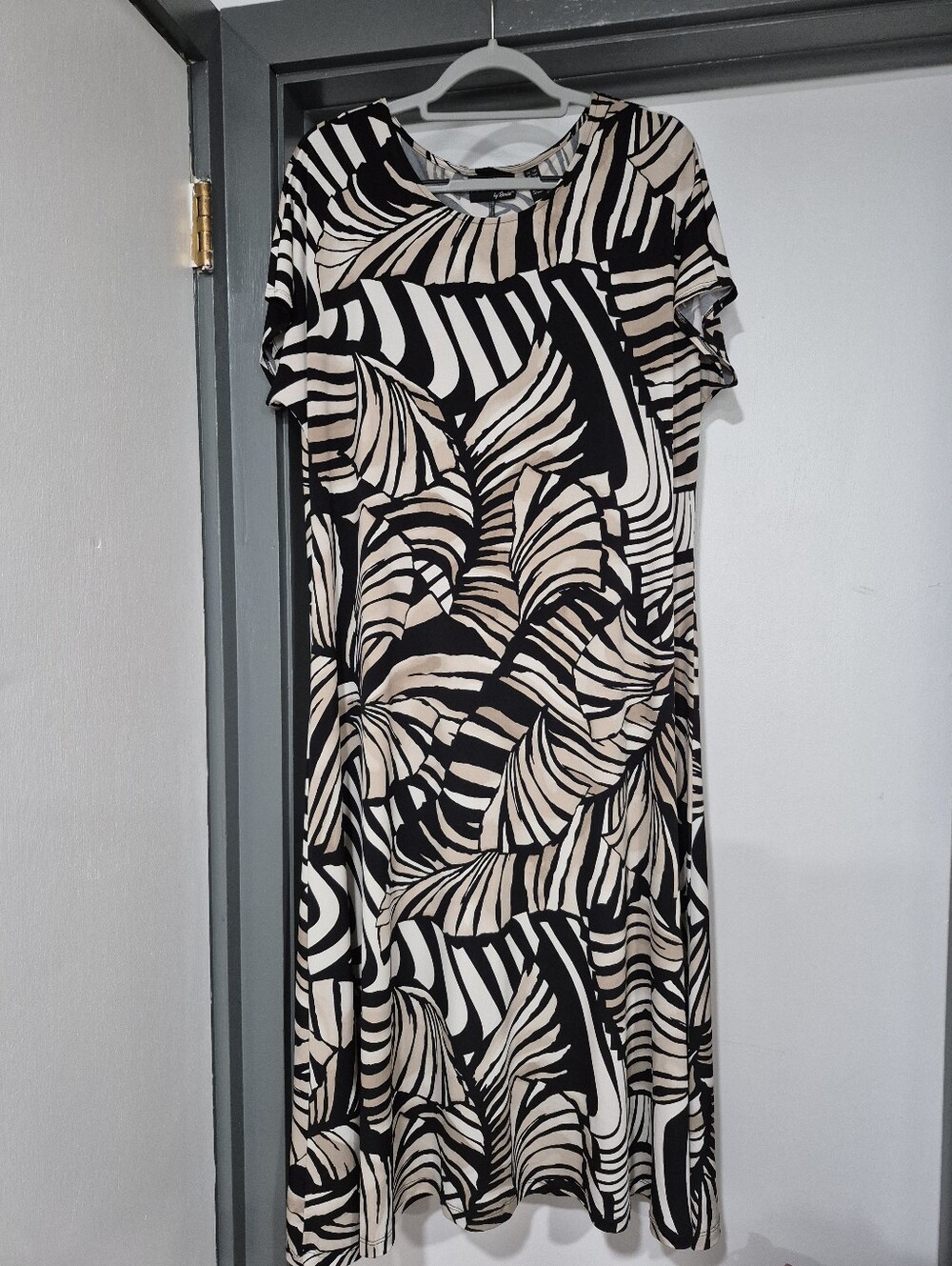 NWOT Attitudes By Renee Leaf Pattern Maxi Dress